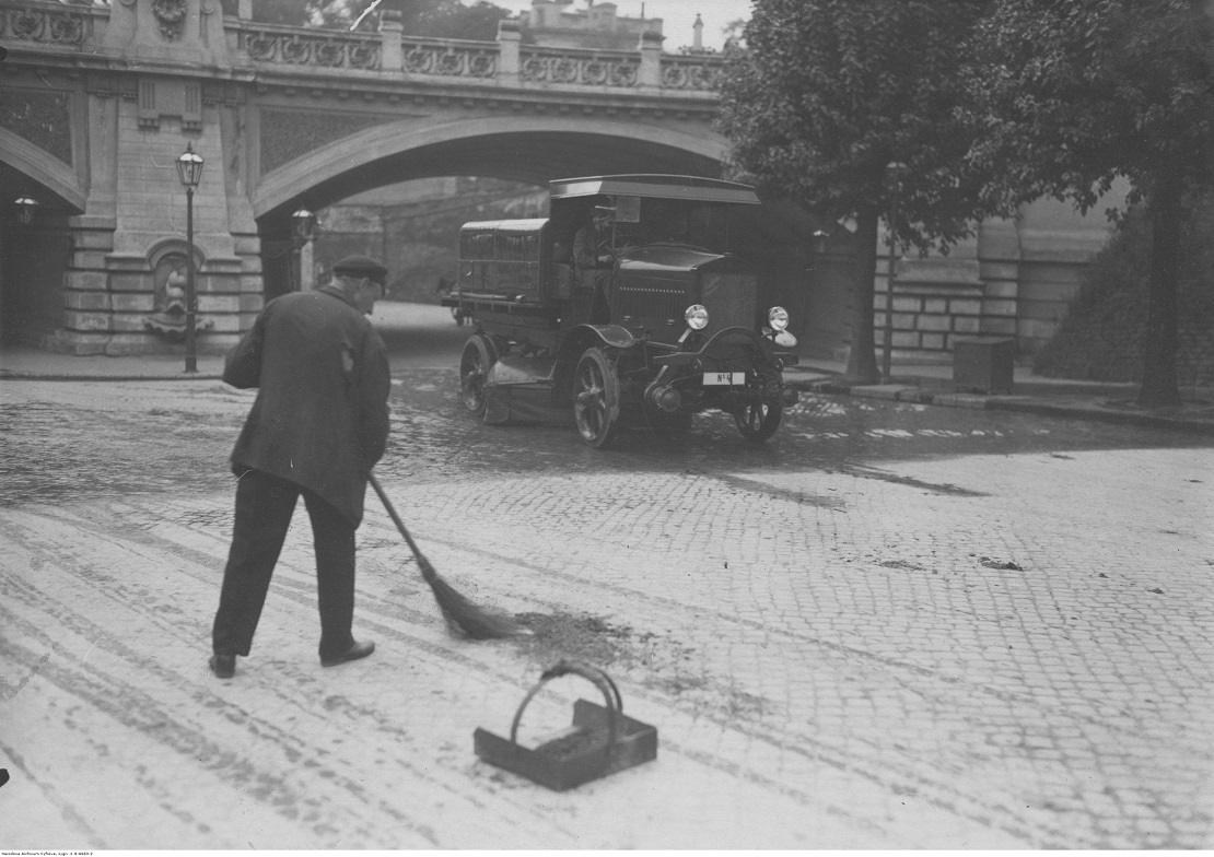 18 października 1920 r. Czystszy chodnik = czystsze powietrze, czyli z miotłą i polewaczką po zdrowie